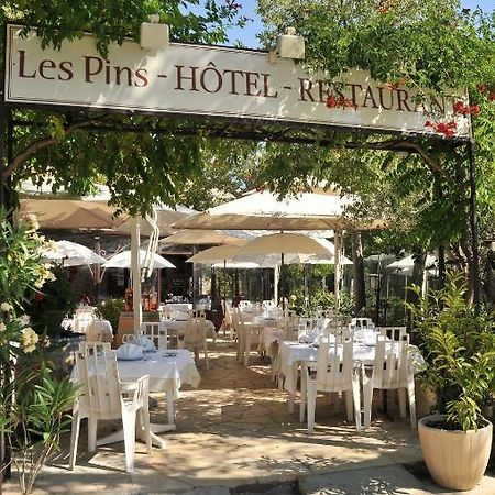 Les Pins Restaurant Et Chambre D'Hotes Sillans-la Cascade Eksteriør bilde