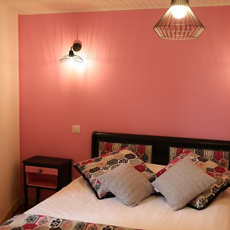 Les Pins Restaurant Et Chambre D'Hotes Sillans-la Cascade Eksteriør bilde