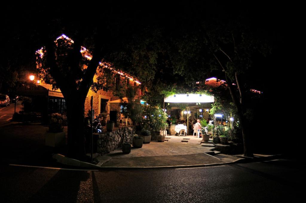 Les Pins Restaurant Et Chambre D'Hotes Sillans-la Cascade Eksteriør bilde