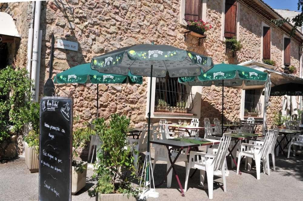Les Pins Restaurant Et Chambre D'Hotes Sillans-la Cascade Eksteriør bilde