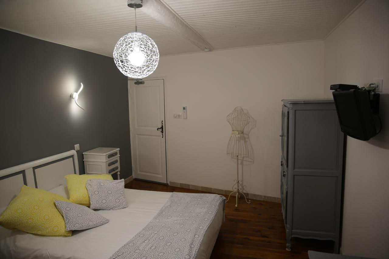 Les Pins Restaurant Et Chambre D'Hotes Sillans-la Cascade Eksteriør bilde