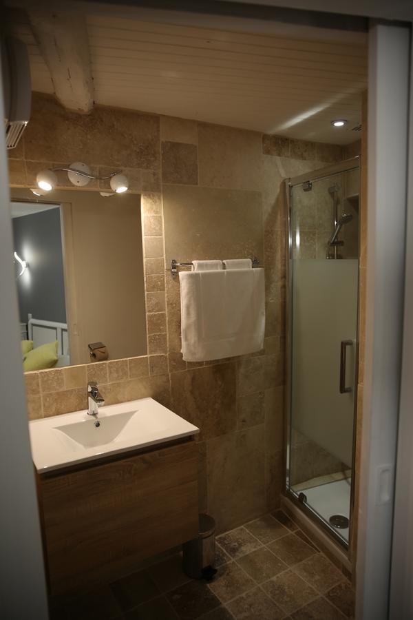 Les Pins Restaurant Et Chambre D'Hotes Sillans-la Cascade Eksteriør bilde